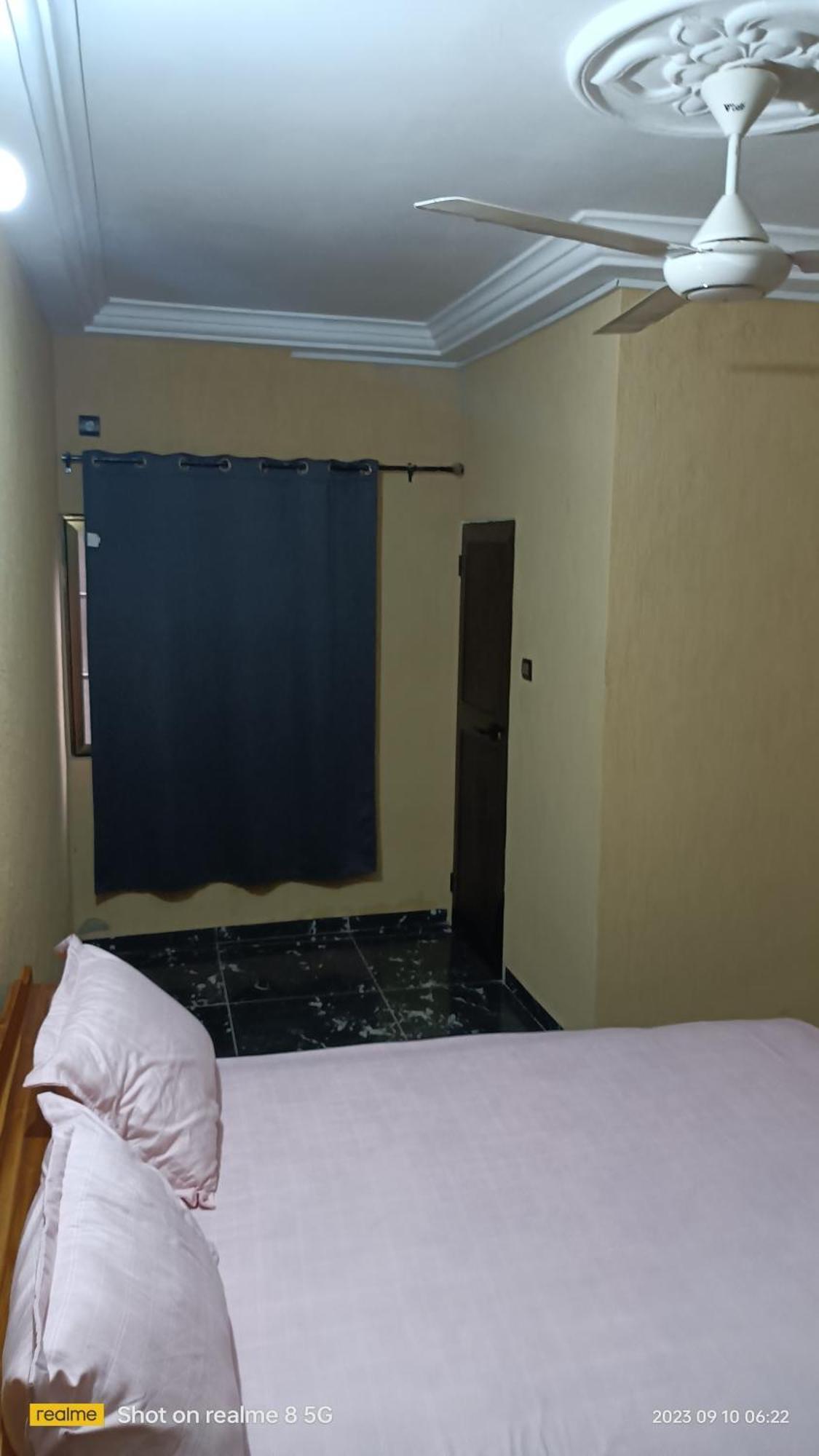 Studio 2 Climatise Et Ventilateur Plafonnier Et Wifi Gratuit A 6 Nuitees De Reservation Hotell Lomé Rum bild